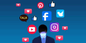 한남자가 폰을 보고 있고 그위에 sns 로고들이 보인다.