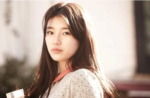건축학개론 국민 첫사랑 수지. 긴머리의 수지 상반신만 보이는 사진